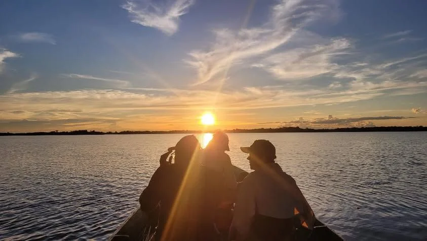 Pôr do sol visto de canoa na Amazônia