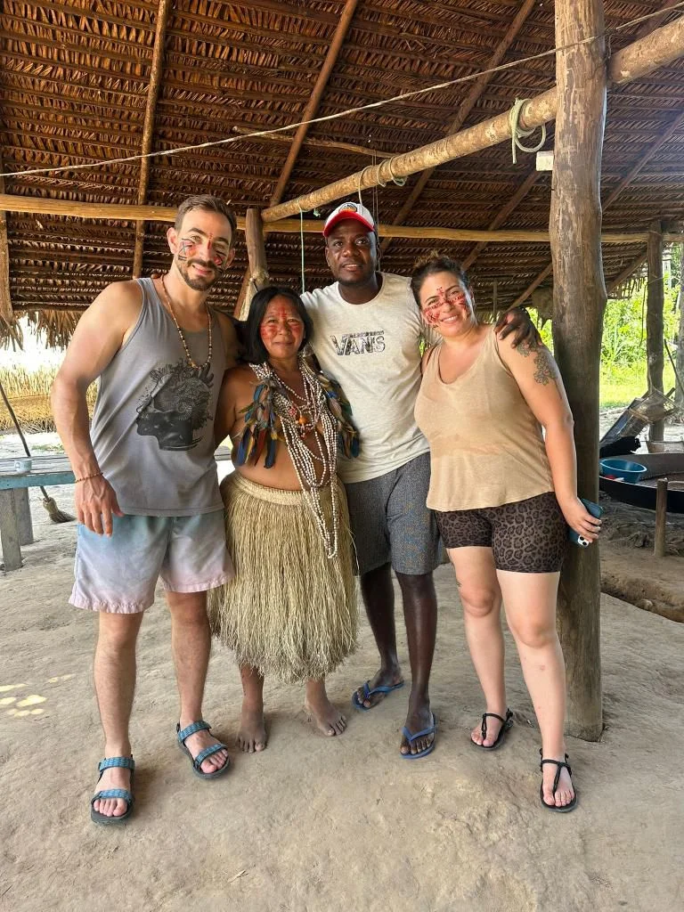 Grupo em canoa durante passeio pelo rio