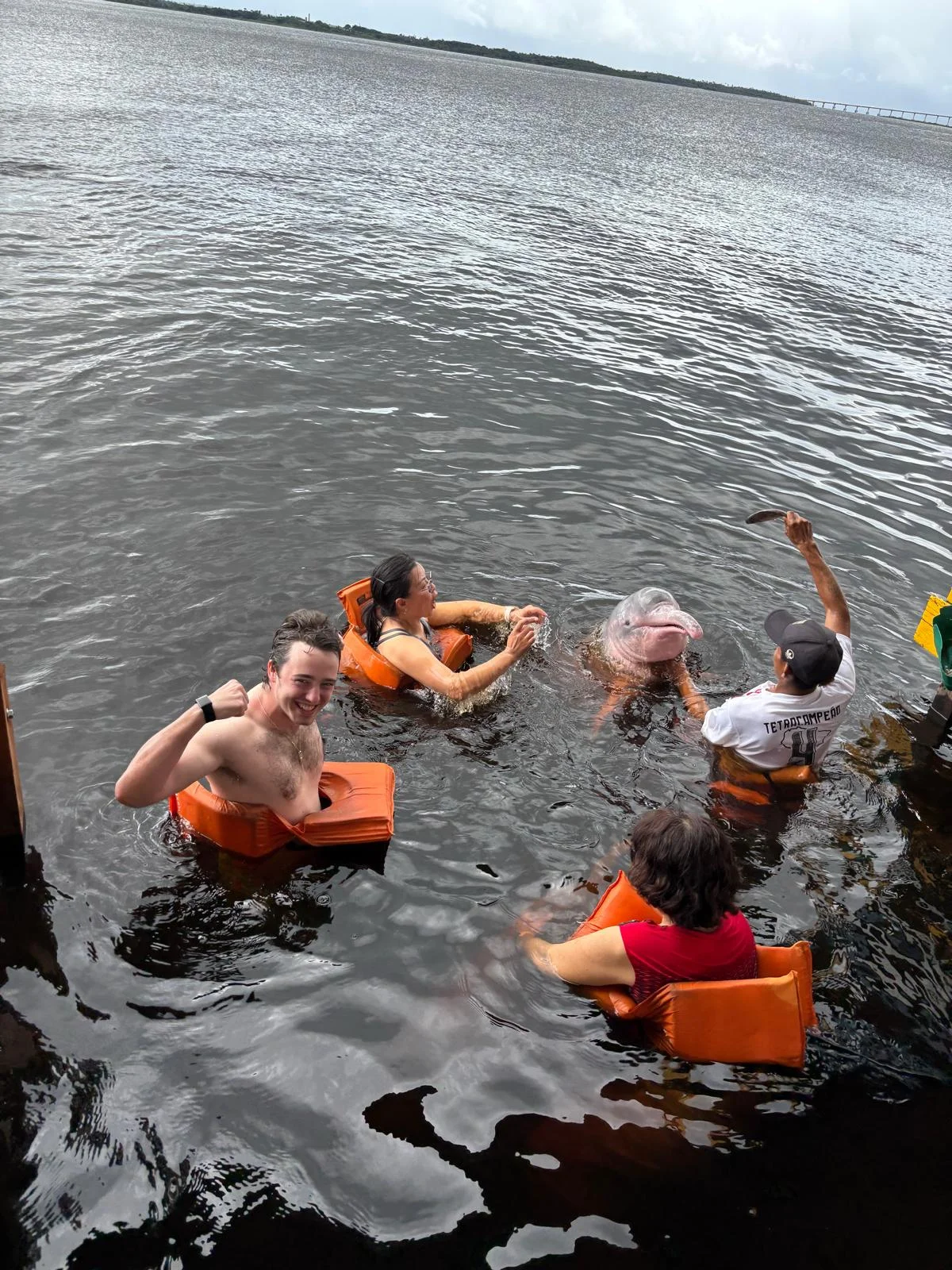 Turista nadando com boto cor-de-rosa na Amazônia